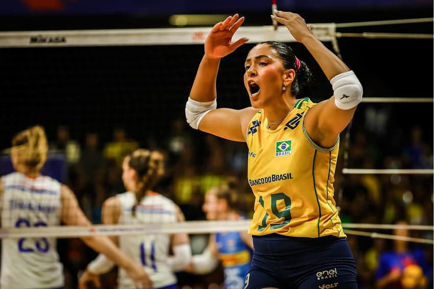Tainara comemora ponto em Brasil x República Dominicana pela VNL 2026 (Foto: Volleyball World)