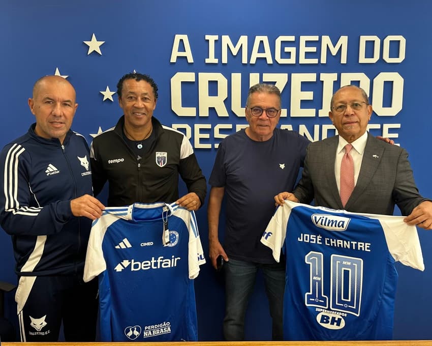 Bubista, técnico de Cabo Verde, e Jardim, do Flamengo, na Toca da Raposa (Foto: Divulgação)