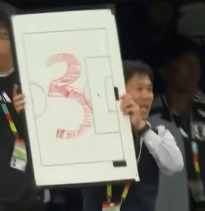 Técnico do Japão com a grande prancheta na beira do campo (Foto: Reprodução)