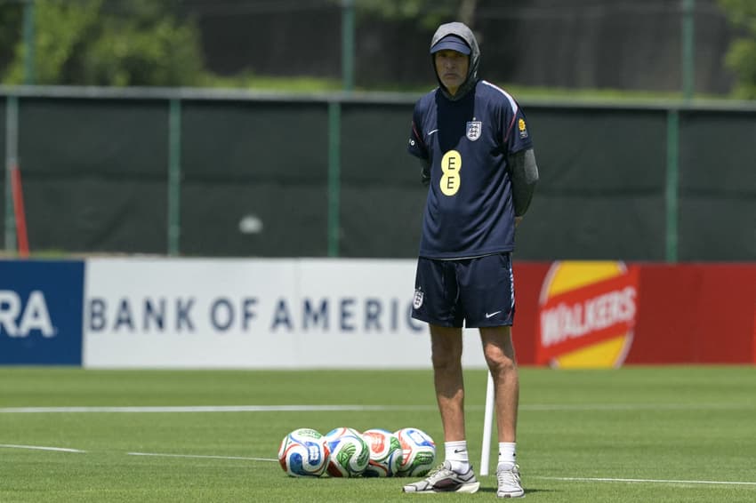 Thomas Tuchel usa moletom térmico em treino da Inglaterra antes de duelo pela Copa do Mundo (Foto: Juan MABROMATA / AFP)