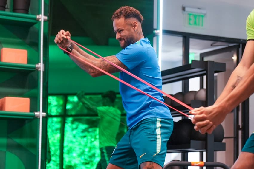 Neymar durante treino na academia do hotel da Seleção Brasileira