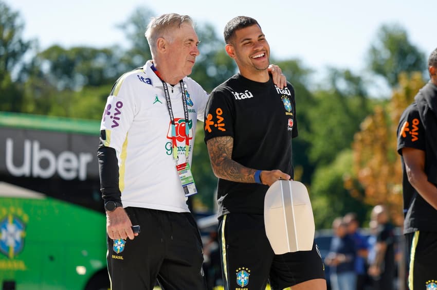 Ancelotti e Bruno Guimarães caminham no CT do Brasil nos EUA