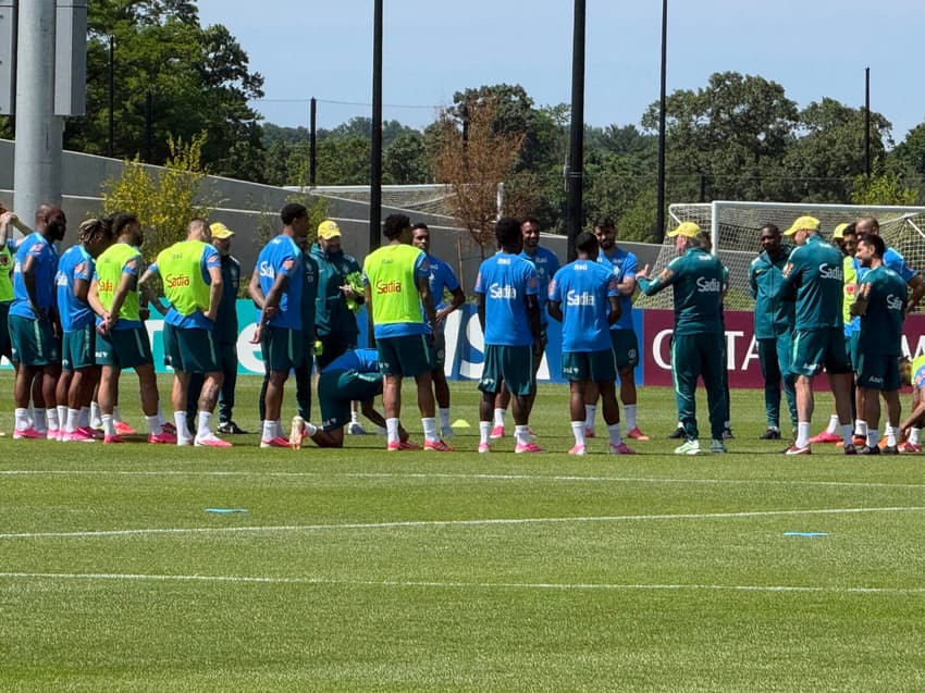Ancelotti reúne jogadores da Seleção antes do treino