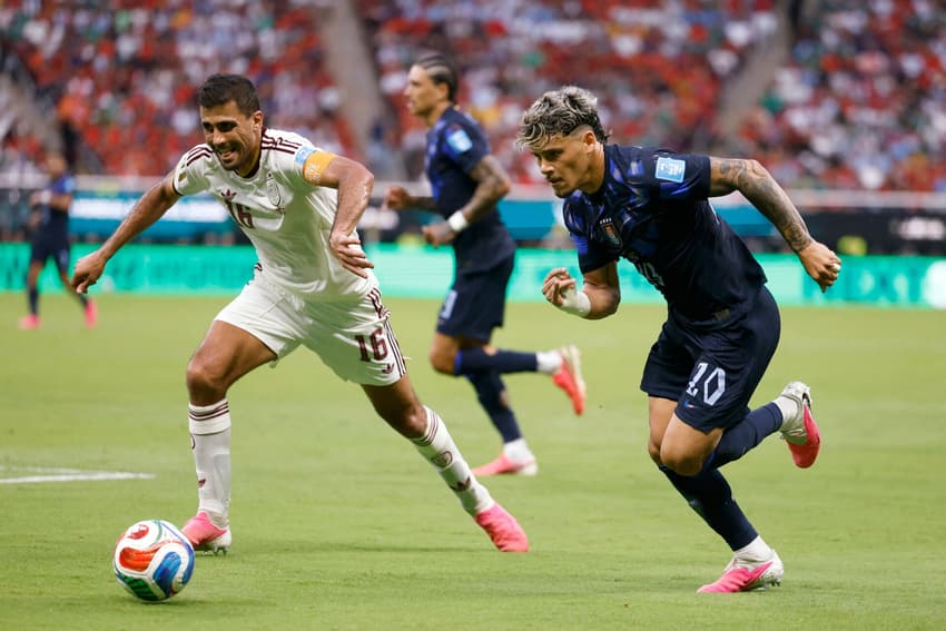 Jogadores da Espanha e Uruguai brigando pela bola
