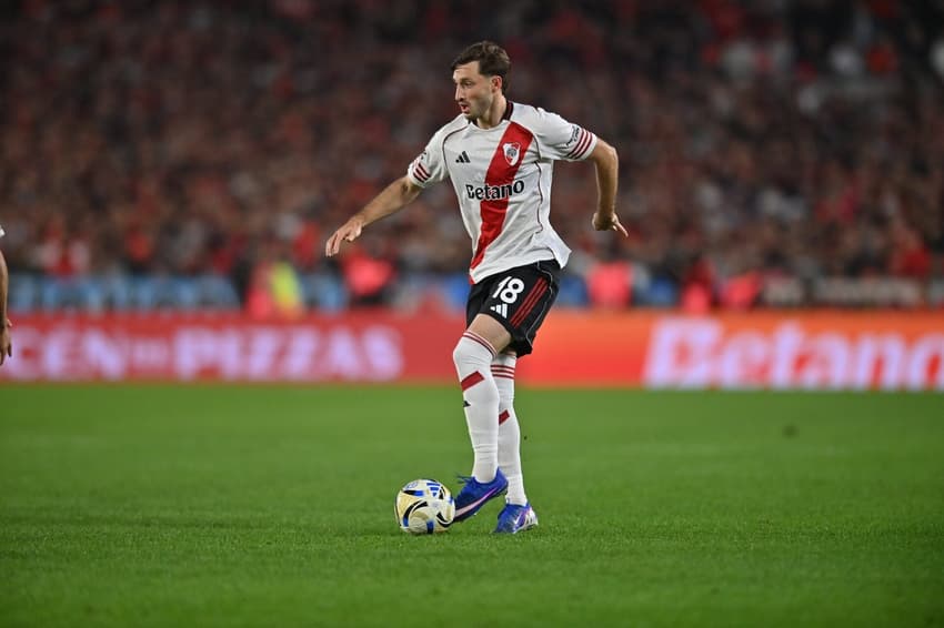 Viña em ação pelo River Plate (Foto: Divulgação/River Plate)