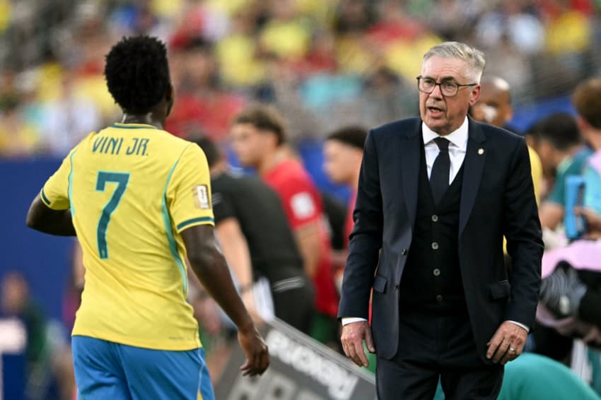 Vini Jr e Carlo Ancelotti durante Brasil x Marrocos pela Copa do Mundo