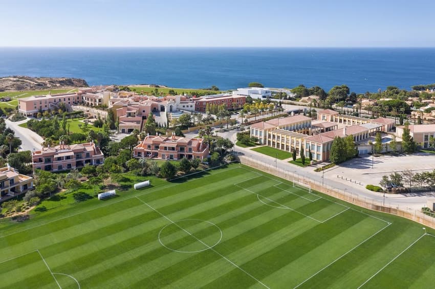 Campo de futebol do resort em que o Flamengo está hospedado em Portugal