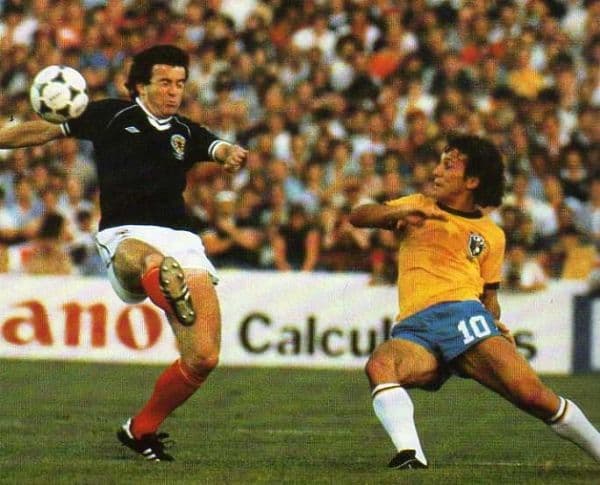 Zico em campo pelo Brasil na partida contra a Escócia na Copa de 1982