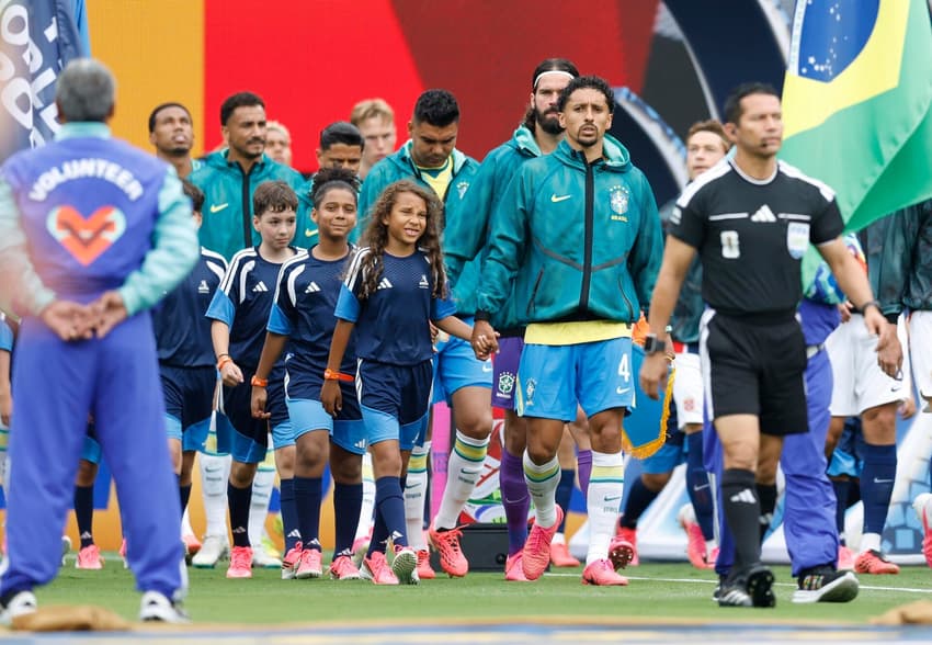 Seleção Brasileira entrando em campo em partida válida pela Copa do Mundo.