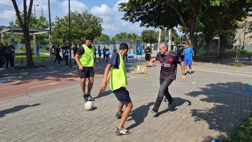 Jorginho joga bola com jovens em evento