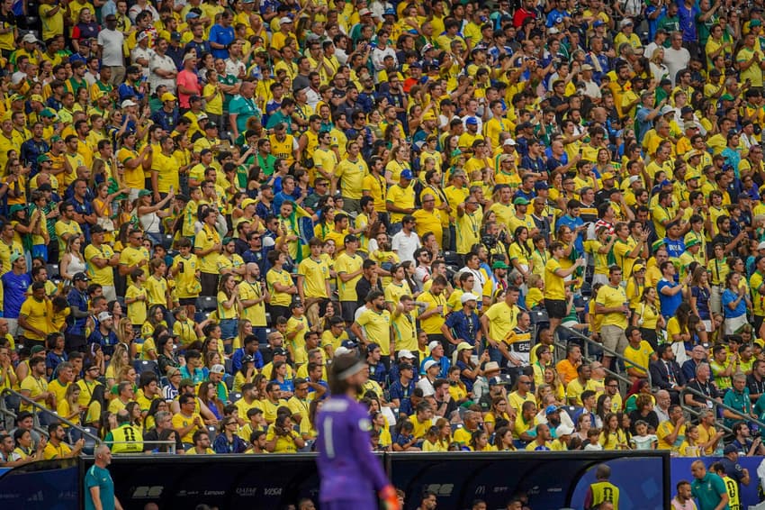 Torcida brasileira celebrando a classificação diante do Japão na Copa do Mundo.