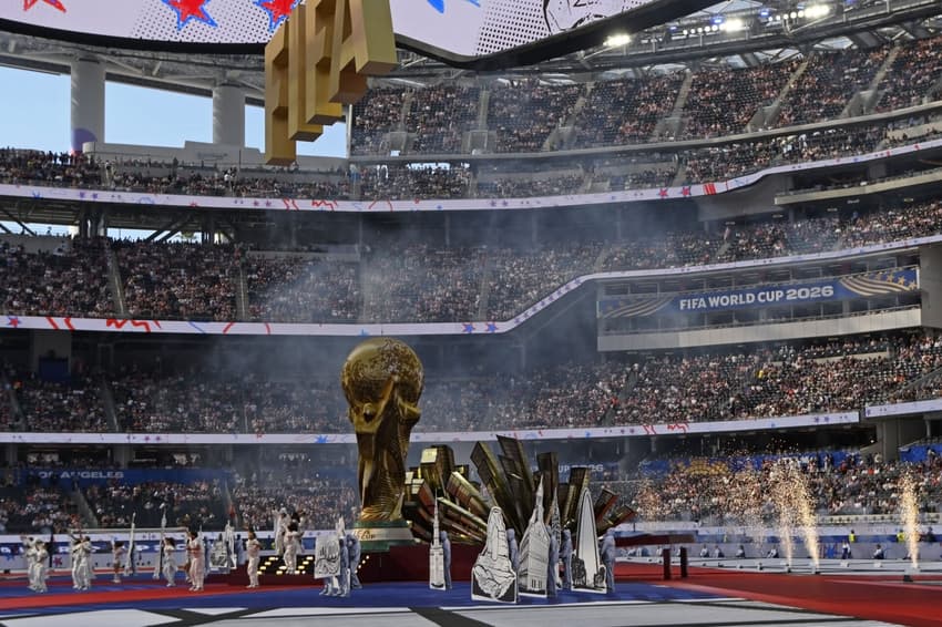 Cerimônia de abertura da Copa do Mundo de 2026, com a taça da competição e o símbolo da Fifa.