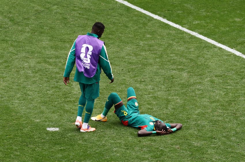 Jogadores do Senegal desolados com virada belga na Copa (Foto: Reuters/Folhapress)