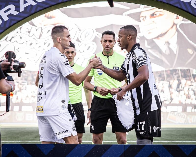 Santos e Botafogo em duelo pelo Brasileirão, em outubro de 2026. (Foto: Raul Baretta/ Santos FC)
