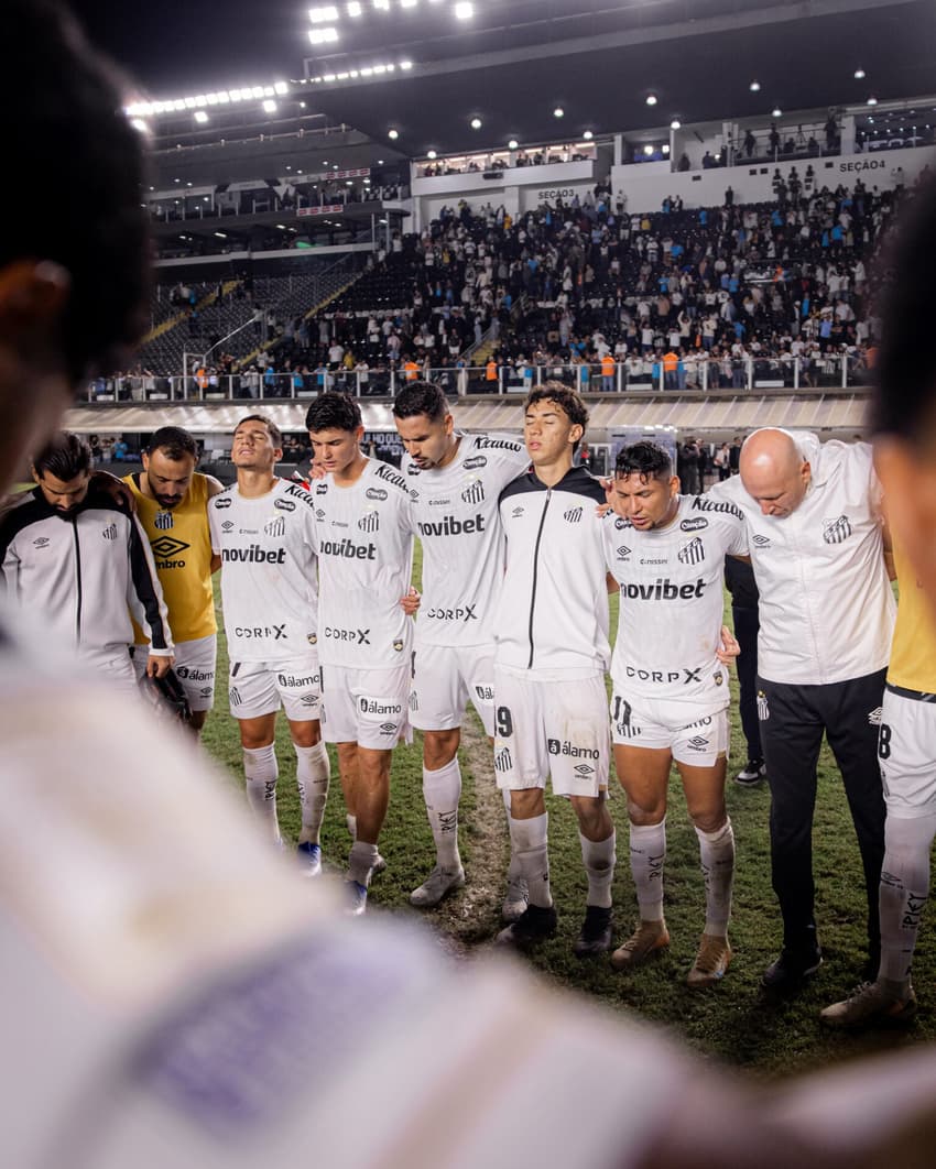 Elenco do Santos reunido após partida válida pelo Campeonato Brasileiro.