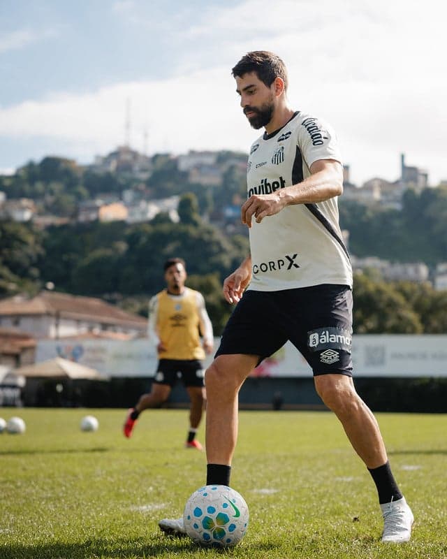 Luan Peres durante treino do Santos no CT Rei Pelé. (Foto: Raul Baretta/ Santos FC)