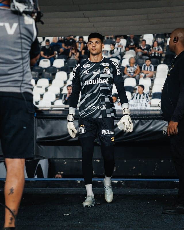 Gabriel Brazão no Estádio Nilton Santos, no Rio de Janeiro. (Foto: Raul Baretta/ Santos FC)