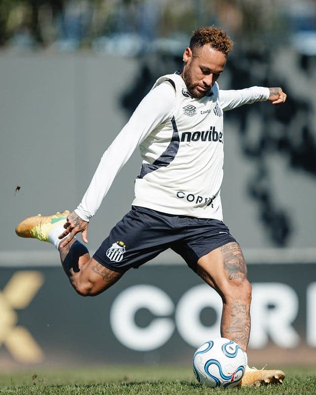 Neymar chuta a bola durante treino do Santos no CT Rei Pelé