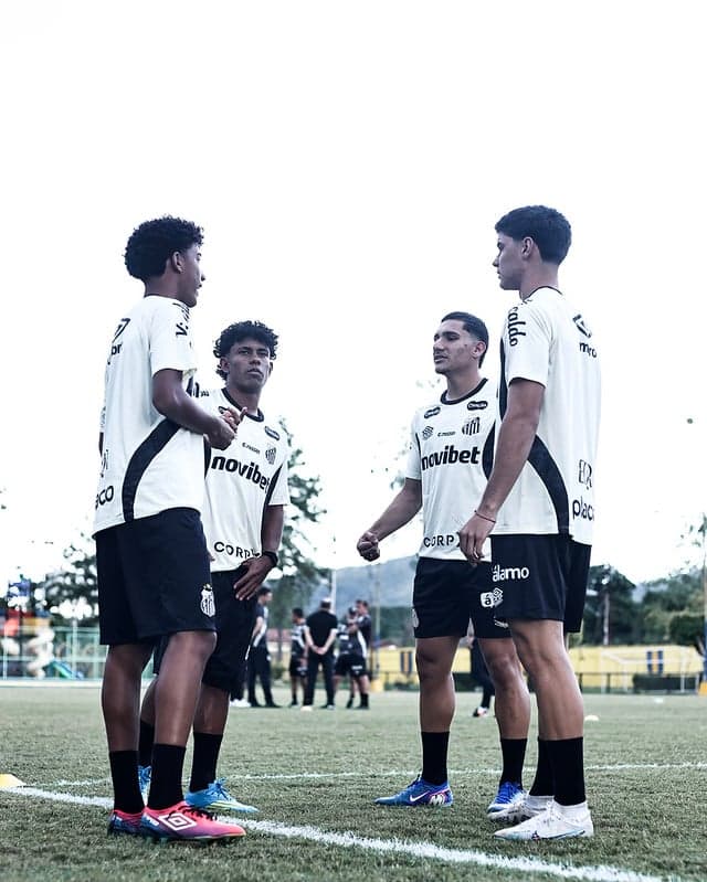 Meninos da Vila em treino do Santos na Venezuela. (Foto: Reinaldo Campos/ Santos FC)