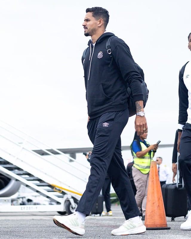 Lucas Veríssimo em viagem do Santos para Venezuela. (Foto: Reinaldo Campos/ Santos FC)