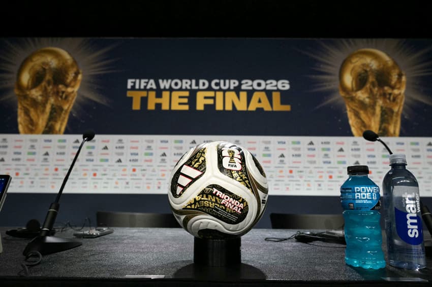 Bola da final da Copa do Mundo na coletiva de imprensa antes da grande decisão.