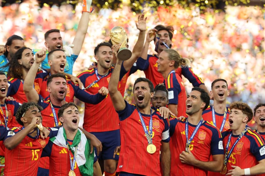 Rodri ao lado dos jogadores espanhóis comemorando a conquista da Copa do Mundo.
