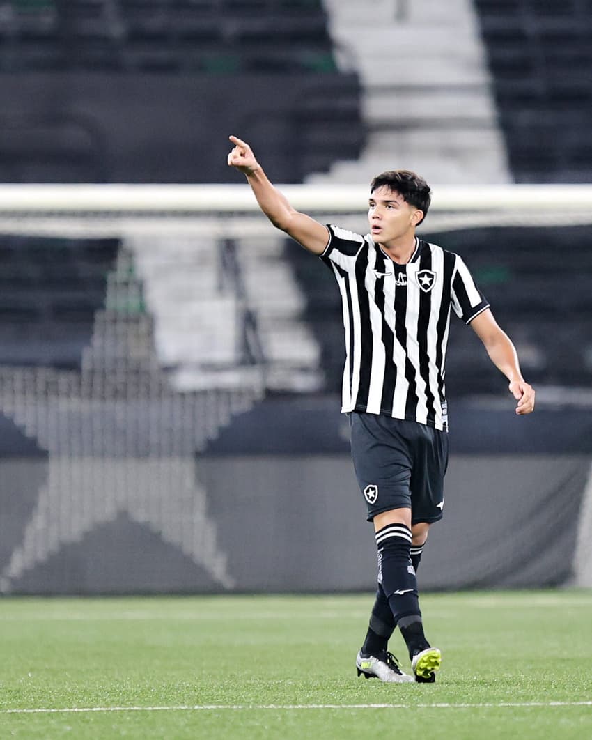 Arthur Izaque fez o gol do Botafogo 