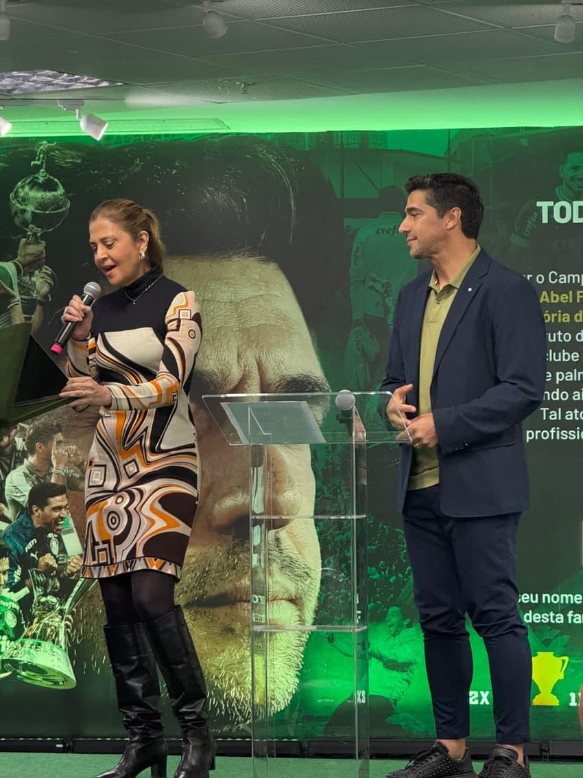 Abel Ferreira ao lado de Leila Pereira, presidente do Palmeiras