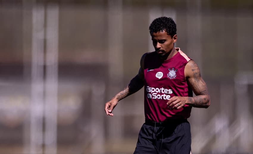 Allan, volante do Corinthians, com a bola nos pés