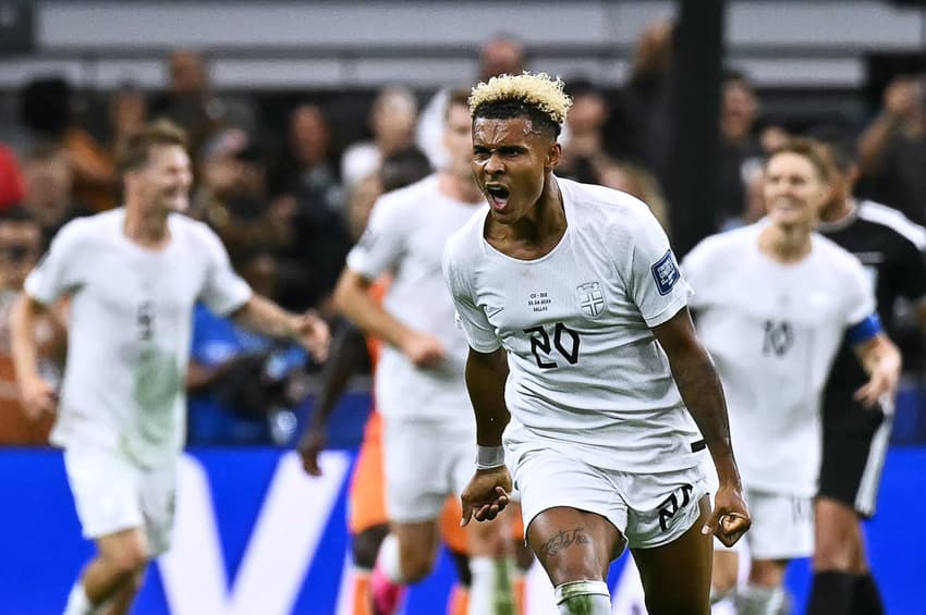 O atacante Antonio Nusa corre e vibra comemorando o primeiro gol da Noruega sobre a Costa do Marfim pela Copa do Mundo