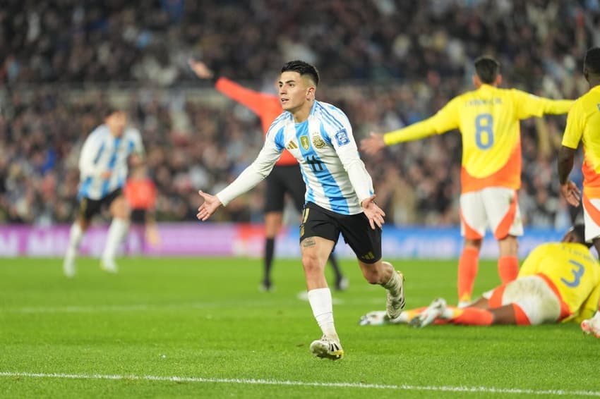 Almada comemora gol pela seleção argentina