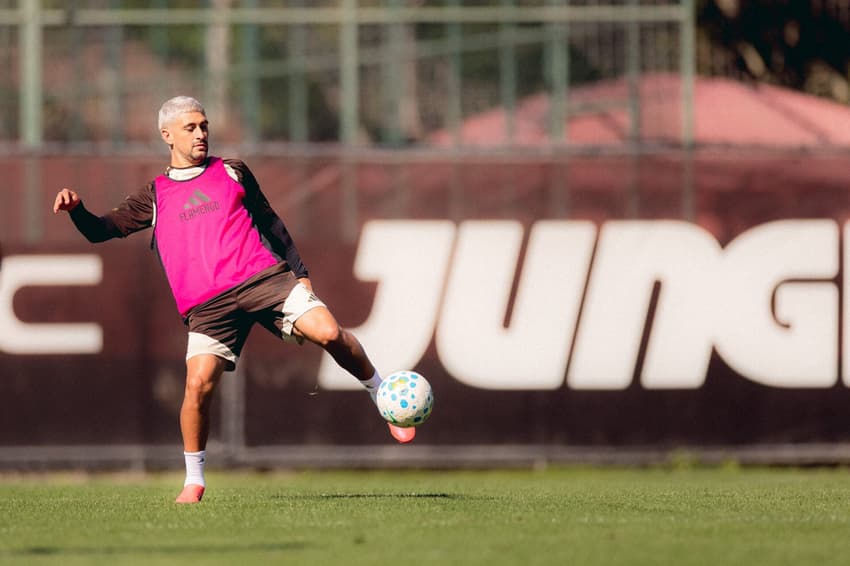 Arrascaeta durante treino do Flamengo