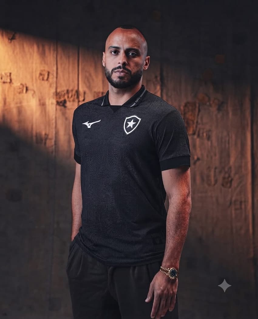 Arthur Cabral com o novo uniforme II do Botafogo em parceria com a Mizuno