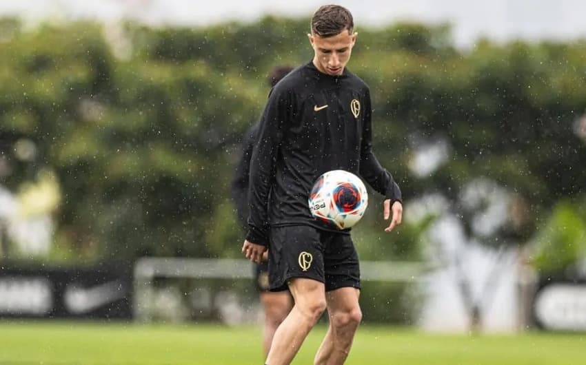 Atacante Léo Agostinho olhando para bola em treino no Corinthians