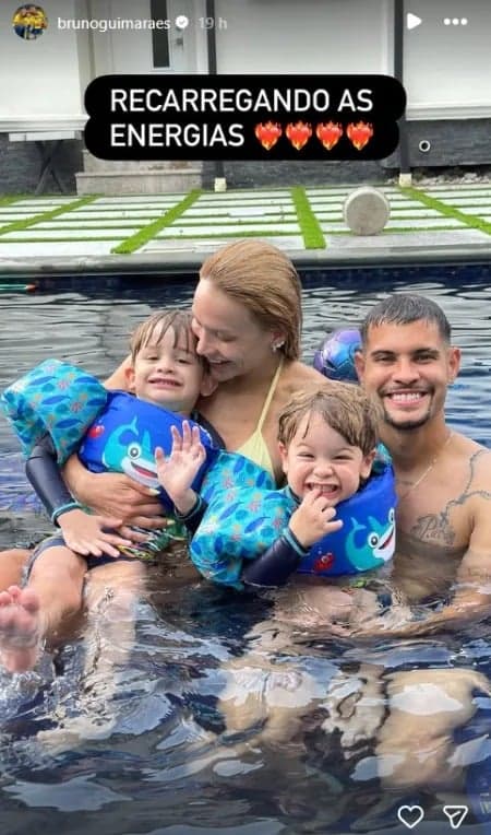 Bruno Guimarães com a esposa Ana Lídia e os filhos Matteo e Pietro na piscina