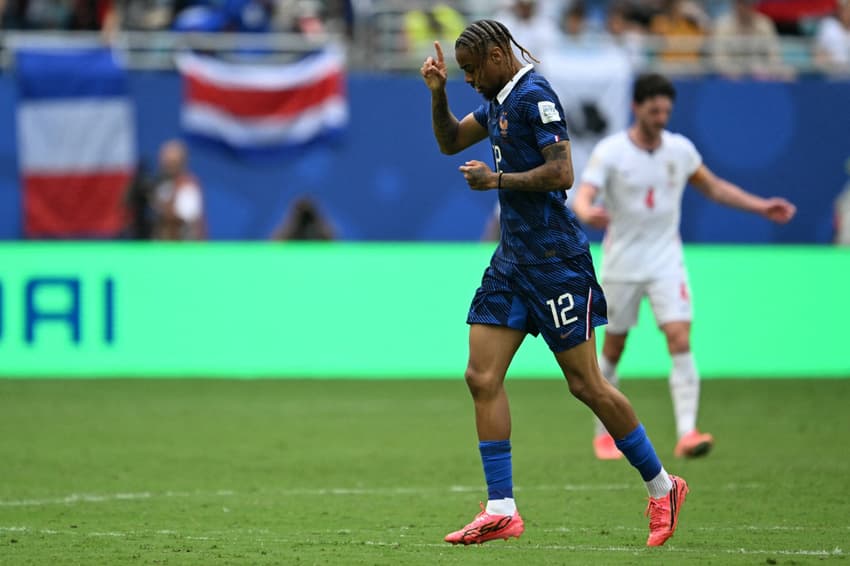 Barcola comemora com dedo apontado para o céu gol da França sobre a Inglaterra na Copa do Mundo