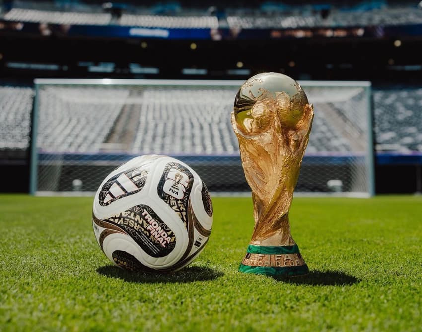 Bola da final e taça da Copa do Mundo. 