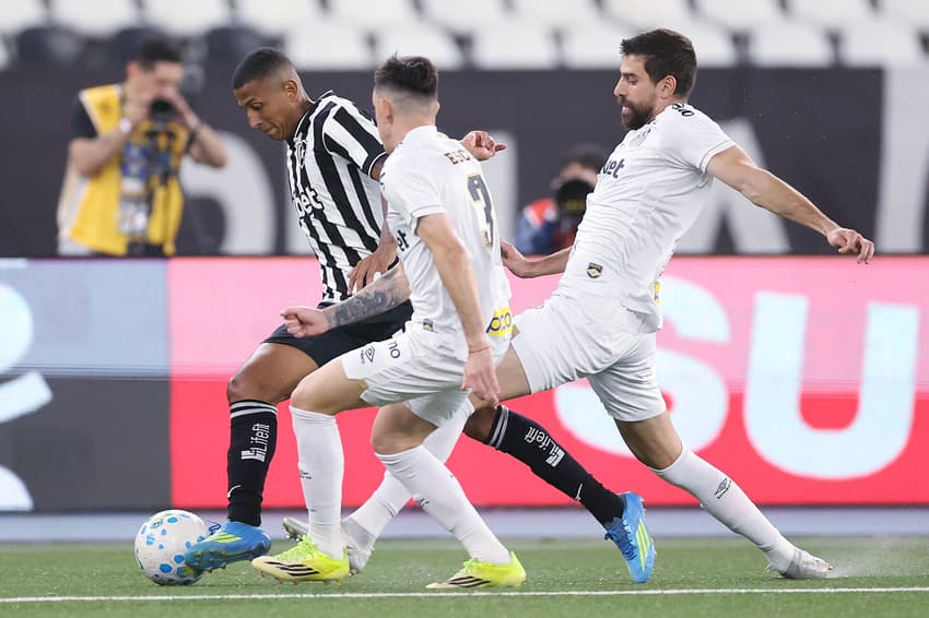 Botafogo e Santos estão se enfrentando nesta quinta-feira (16)