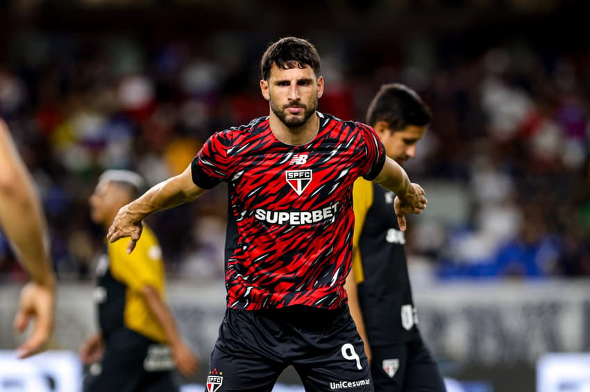 Calleri com a camisa do São Paulo