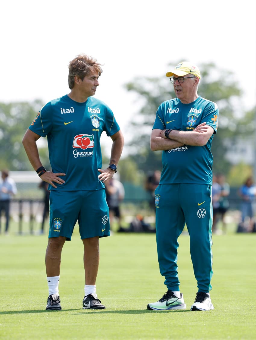 Carlo Ancelotti conversa com preparador físico Cristiano Nunes no treino da Seleção