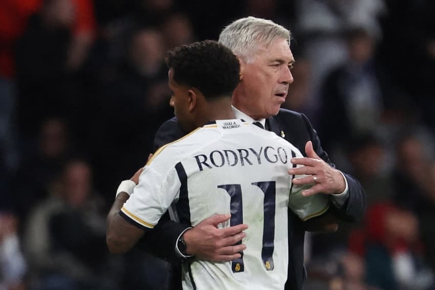 Carlo Ancelotti abraça Rodrygo, então seu jogador no Real Madrid
