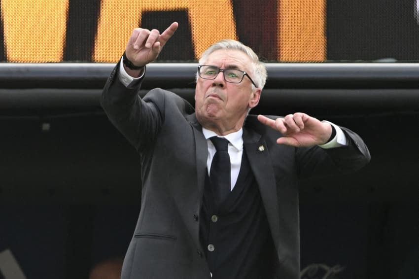 Carlo Ancelotti gesticula à beira do campo no jogo entre Brasil e Noruega na Copa do Mundo