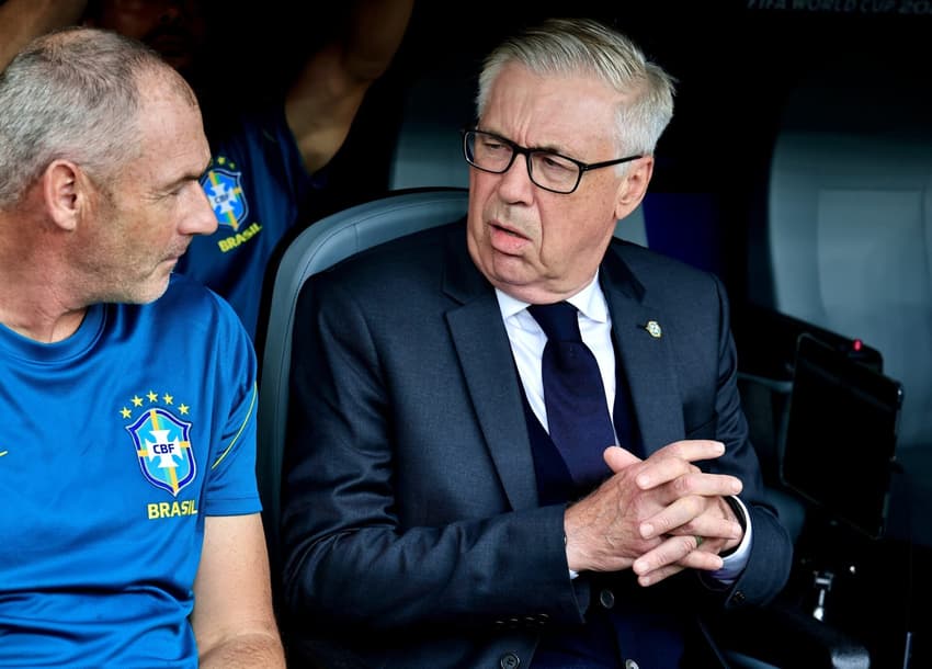 Carlo Ancelotti no banco de reservas durante eliminação do Brasil para a Noruega