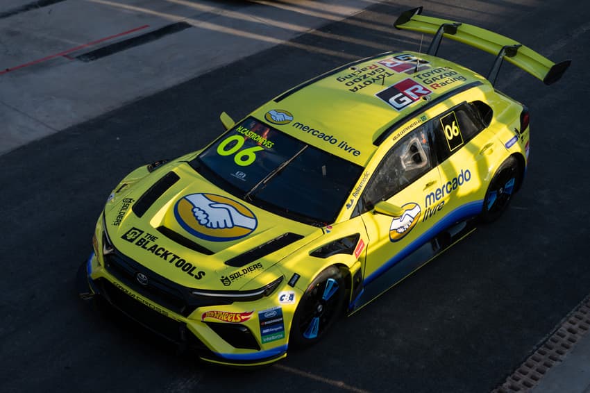 Carro do piloto Helio Castroneves na Stock Car
