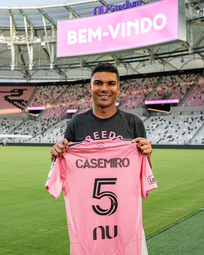 Casemiro segura a camisa de número cinco, que usará com o Inter Miami