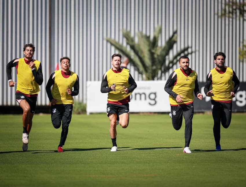 Elenco do Corinthians durante trabalho no CT