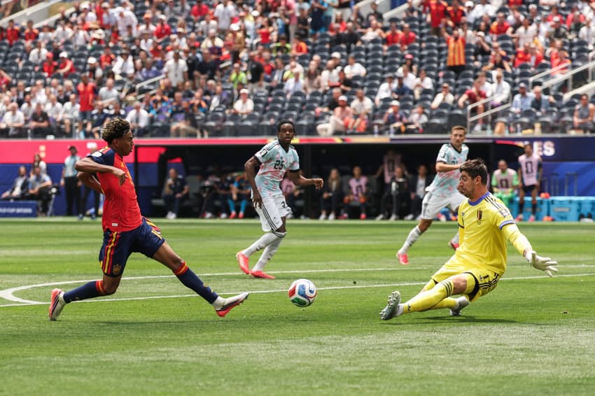 Courtois defendendo chute de Lamine Yamal