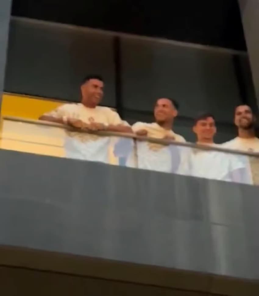 Cristiano Ronaldo na janela do hotel da Seleção Portuguesa hotel em Toronto