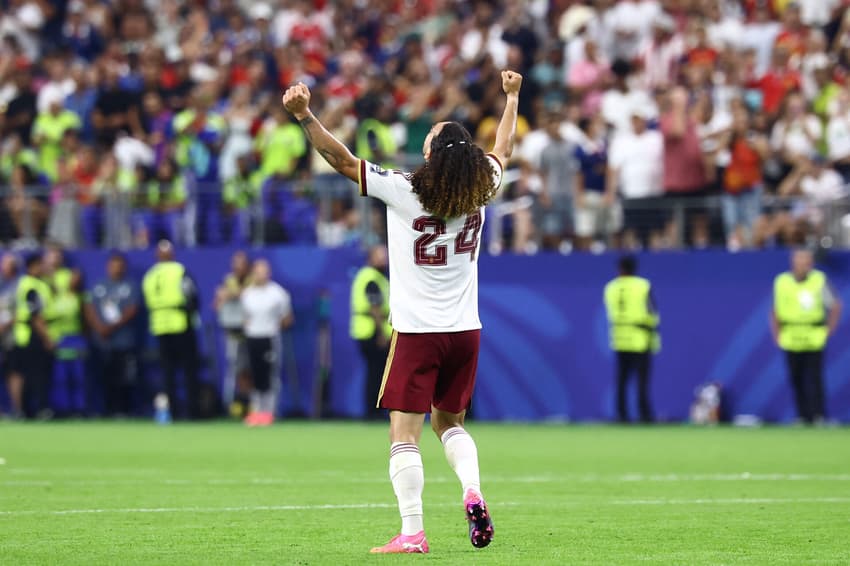 Cucurella é lateral-esquerdo da seleção da Espanha