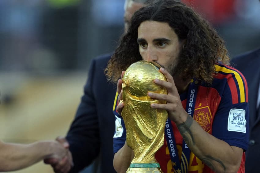 Cucurella beija taça da Copa do Mundo conquistada pela Espanha
